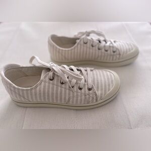 Women’s Keen Size 10 Sneakers Tan & White Stripe GUC very cute ❤️🩵❣️